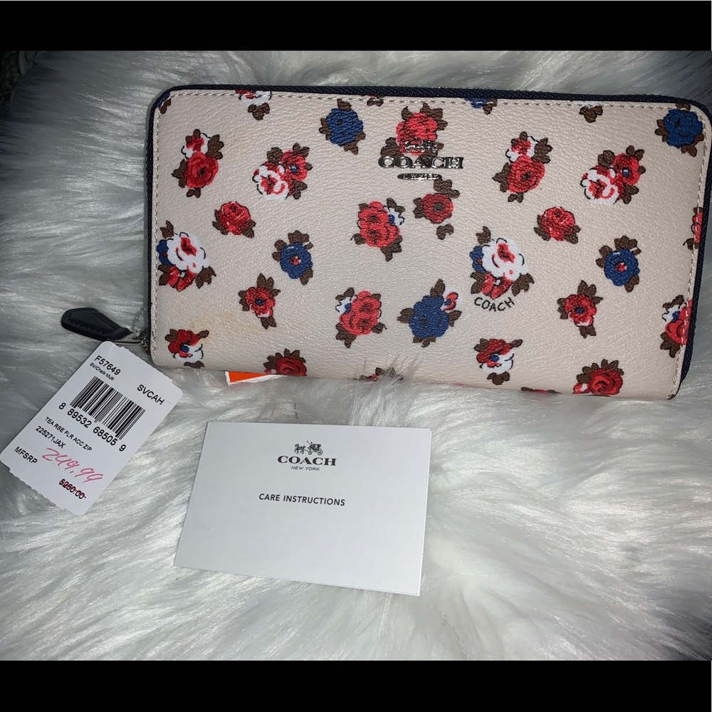 Tea Rose Floral ZIP Coach wallet - Brand new